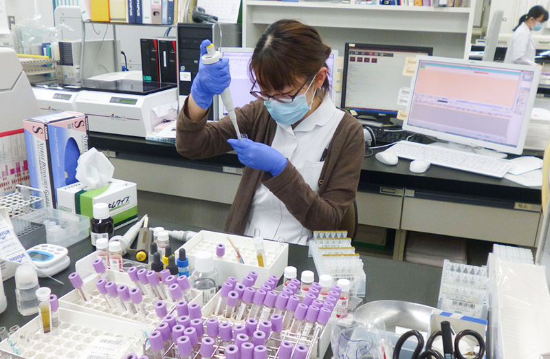 江差病院紹介ページに掲載された検査部門の様子。