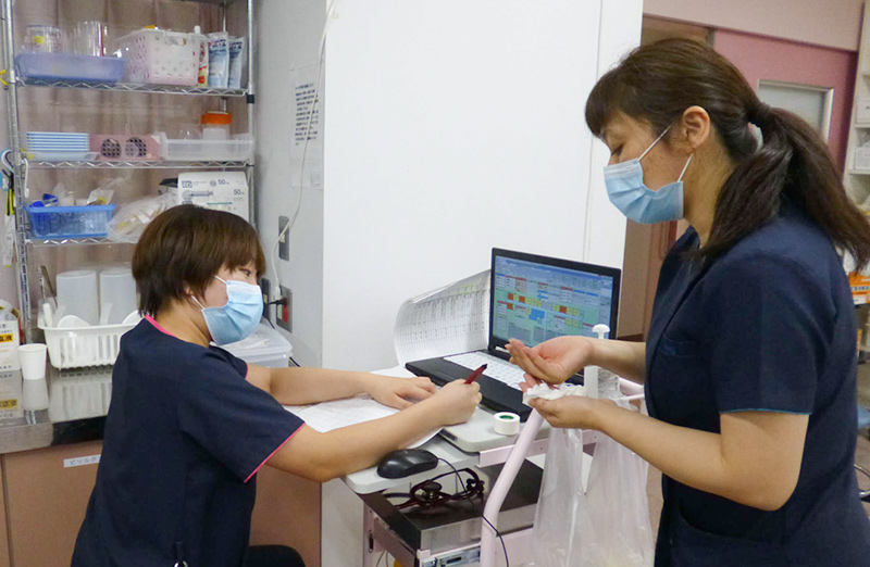 江差病院紹介ページに掲載された看護現場の様子。