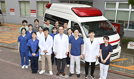 救急車の前に立つ医療スタッフ