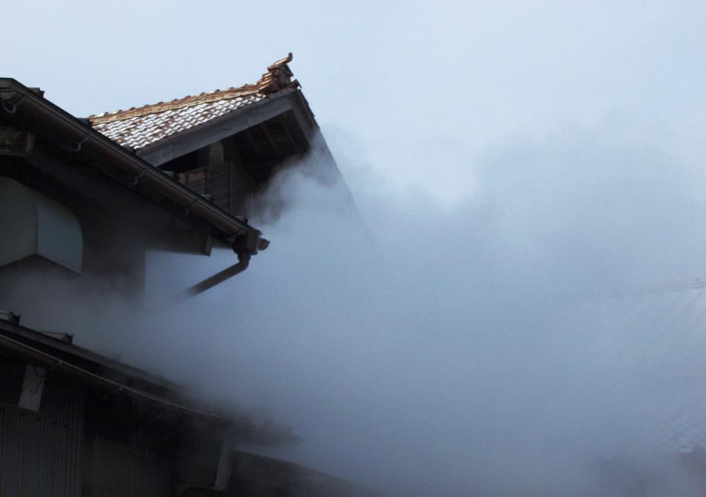 蒸気が立つ酒蔵の建物