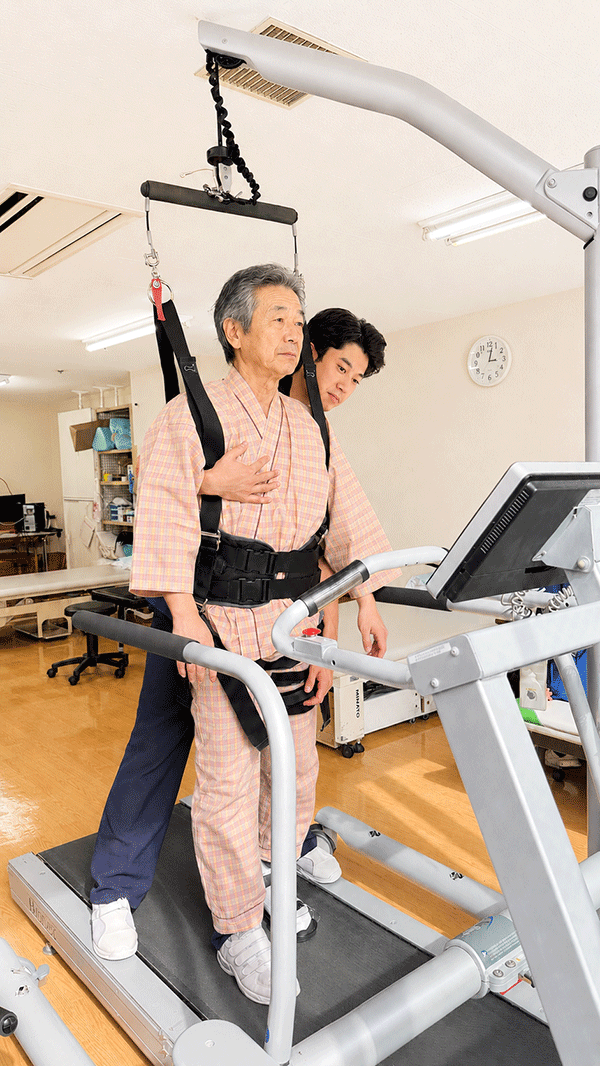 リハビリスタッフが支える歩行練習