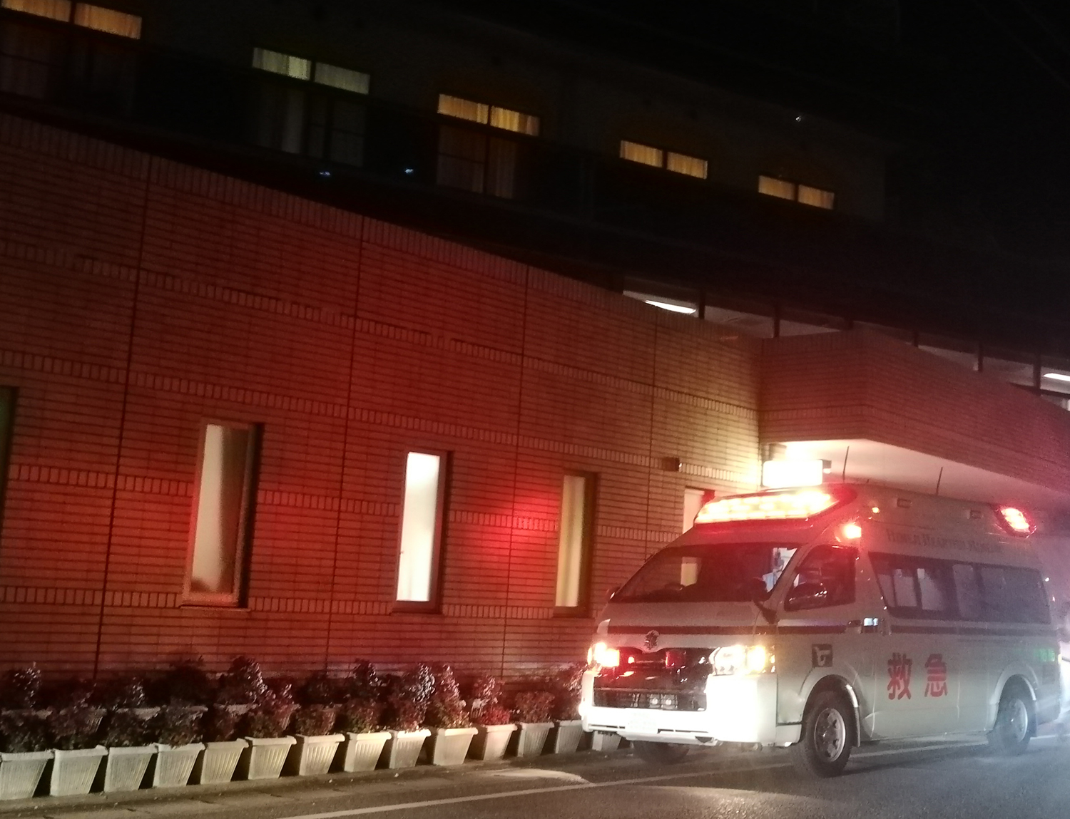 救急車を受け入れる夜間の病院入口