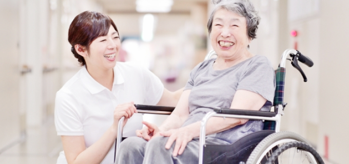 医療安全と感染対策を紹介する病棟のケア場面
