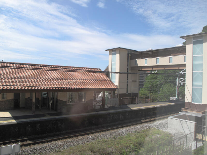 今井浜海岸駅から病院へつながる駅直結エレベータ