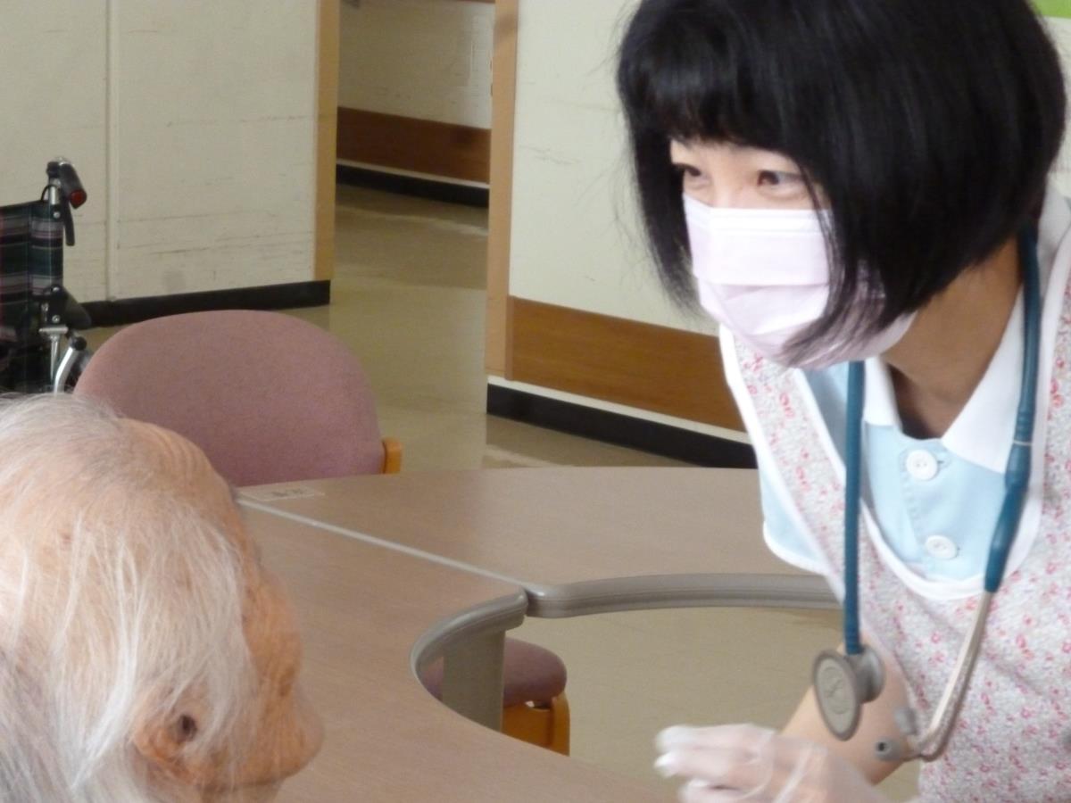 利用者に寄り添う看護スタッフ