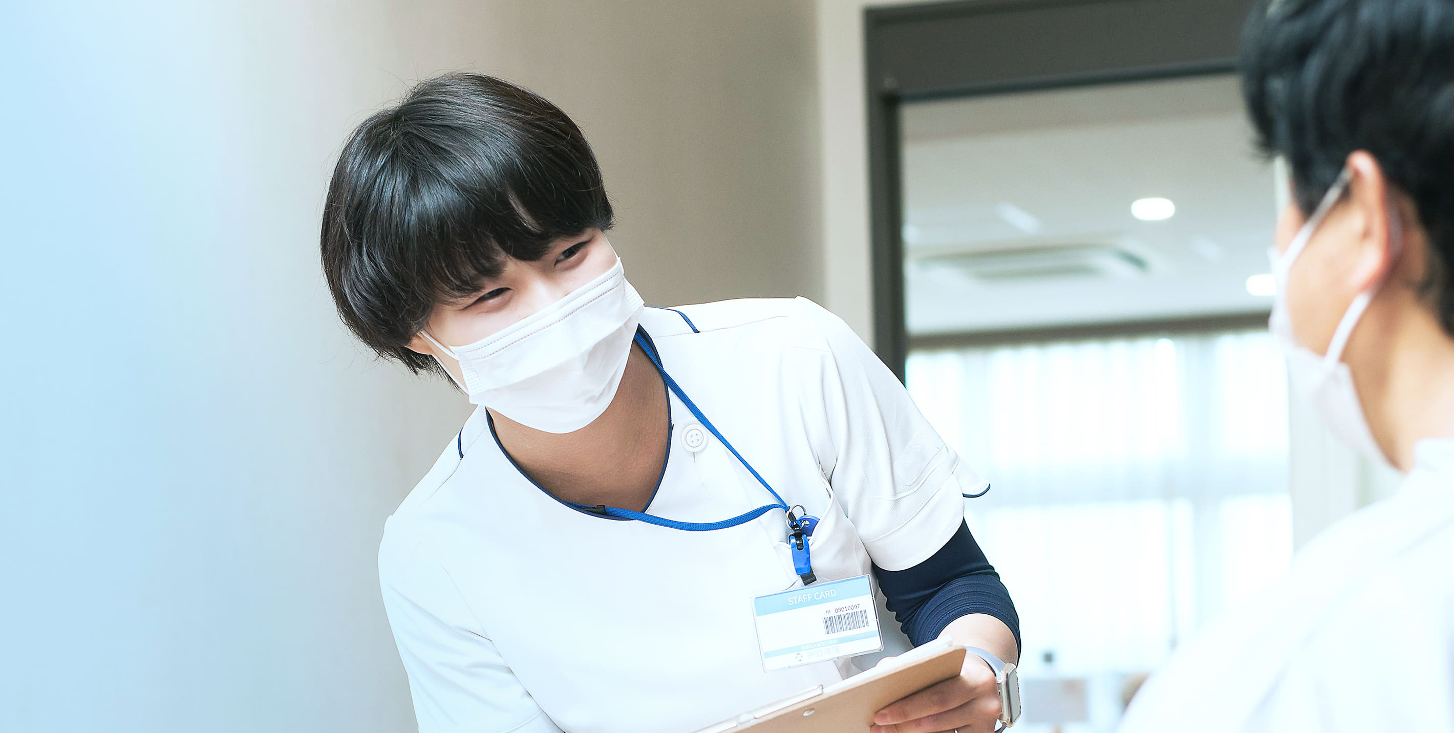 患者と向き合う看護師