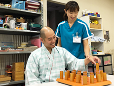 スタッフと患者による作業訓練の様子