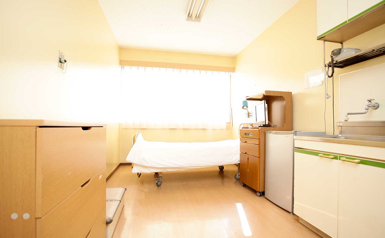 公式院内案内に掲載された無人の個室ベッド
