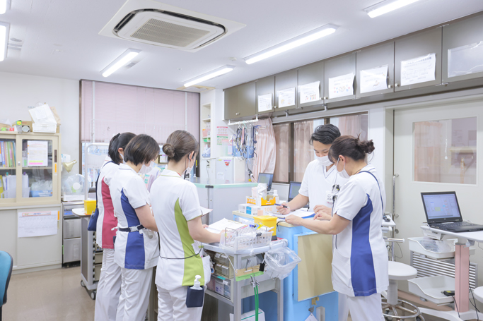 病棟で連携する看護スタッフ