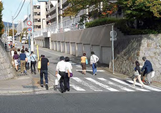 地域を歩く東神戸病院の活動参加者
