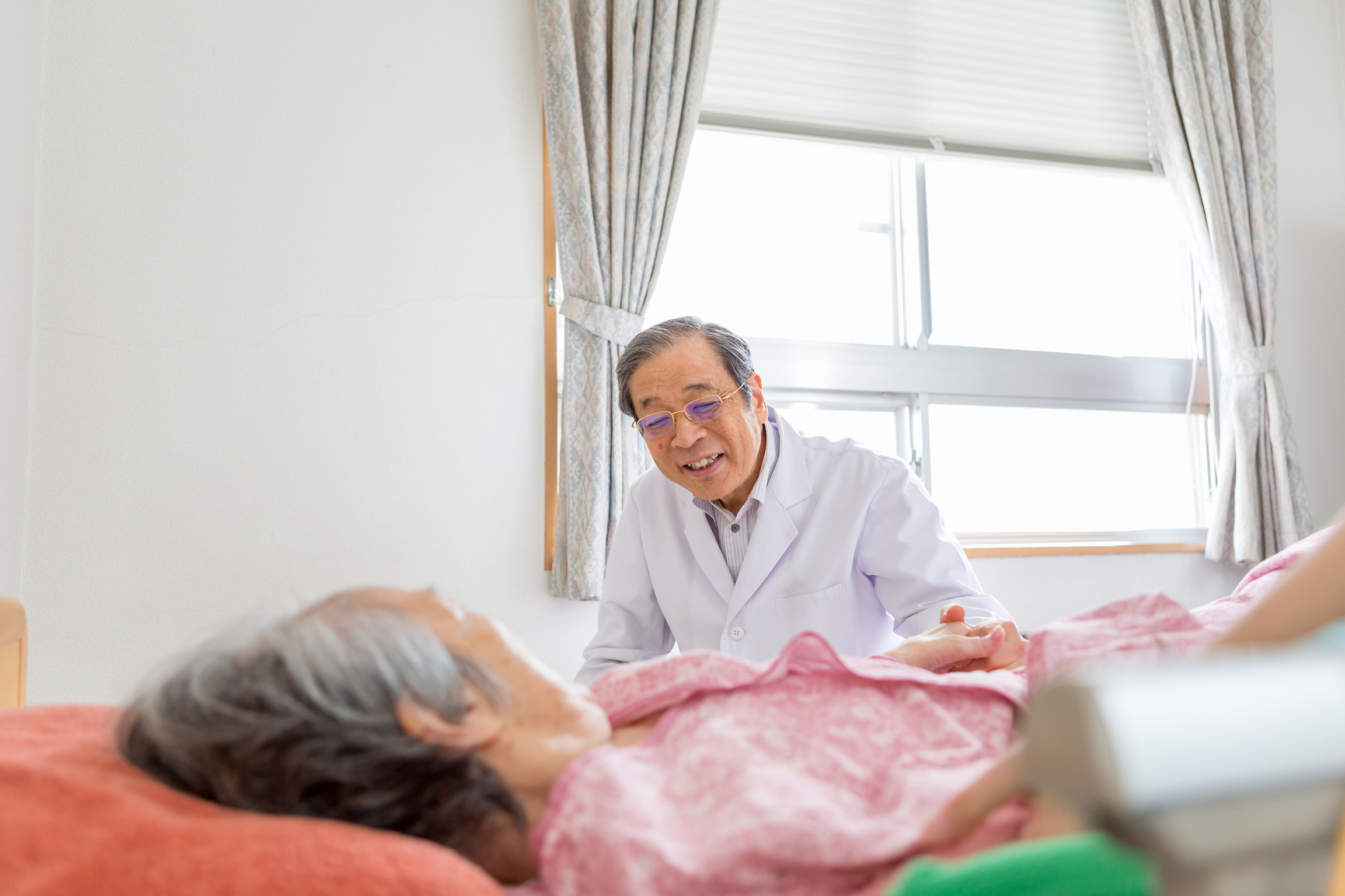 病室で患者に寄り添う医師