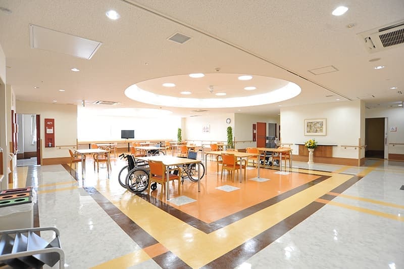 公式館内案内に掲載される車椅子対応の食堂・談話スペース