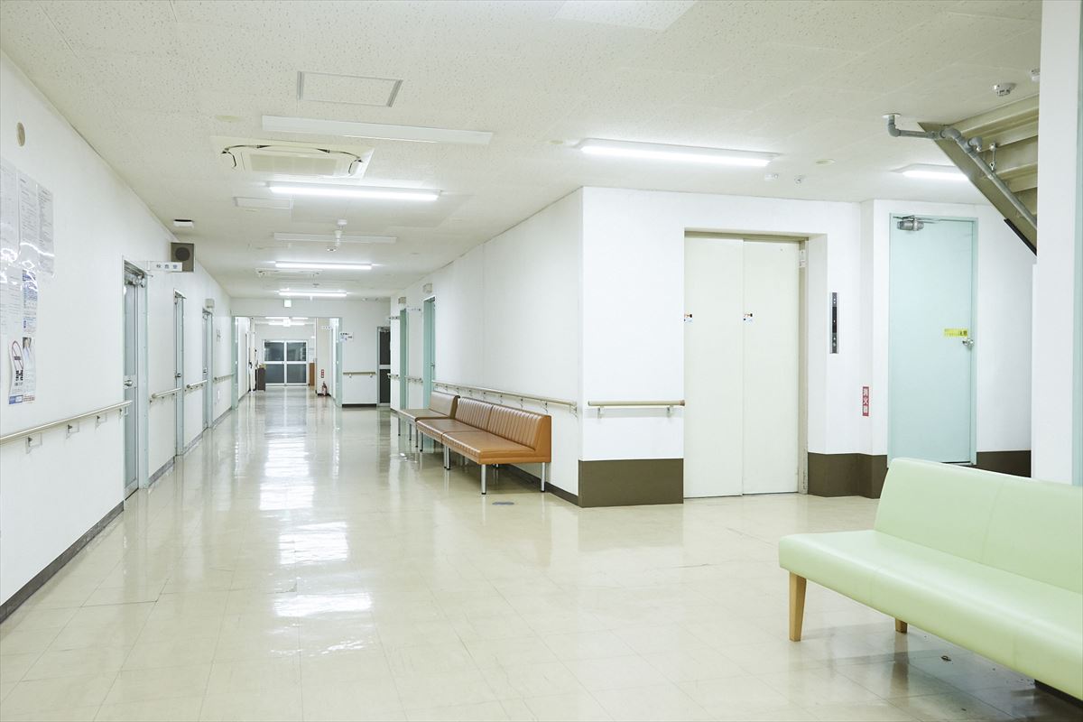 公式設備紹介に掲載される手すりと待合席のある病棟廊下