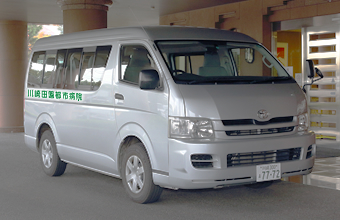 公式アクセス案内に掲載された病院送迎車。