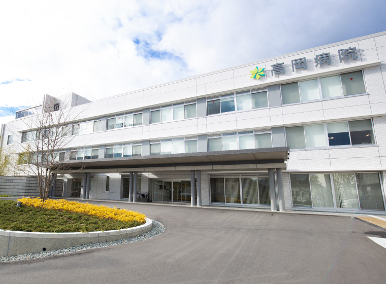 高岡病院の建物外観と正面入口