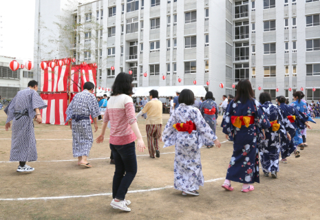 病院敷地内の行事に参加する利用者
