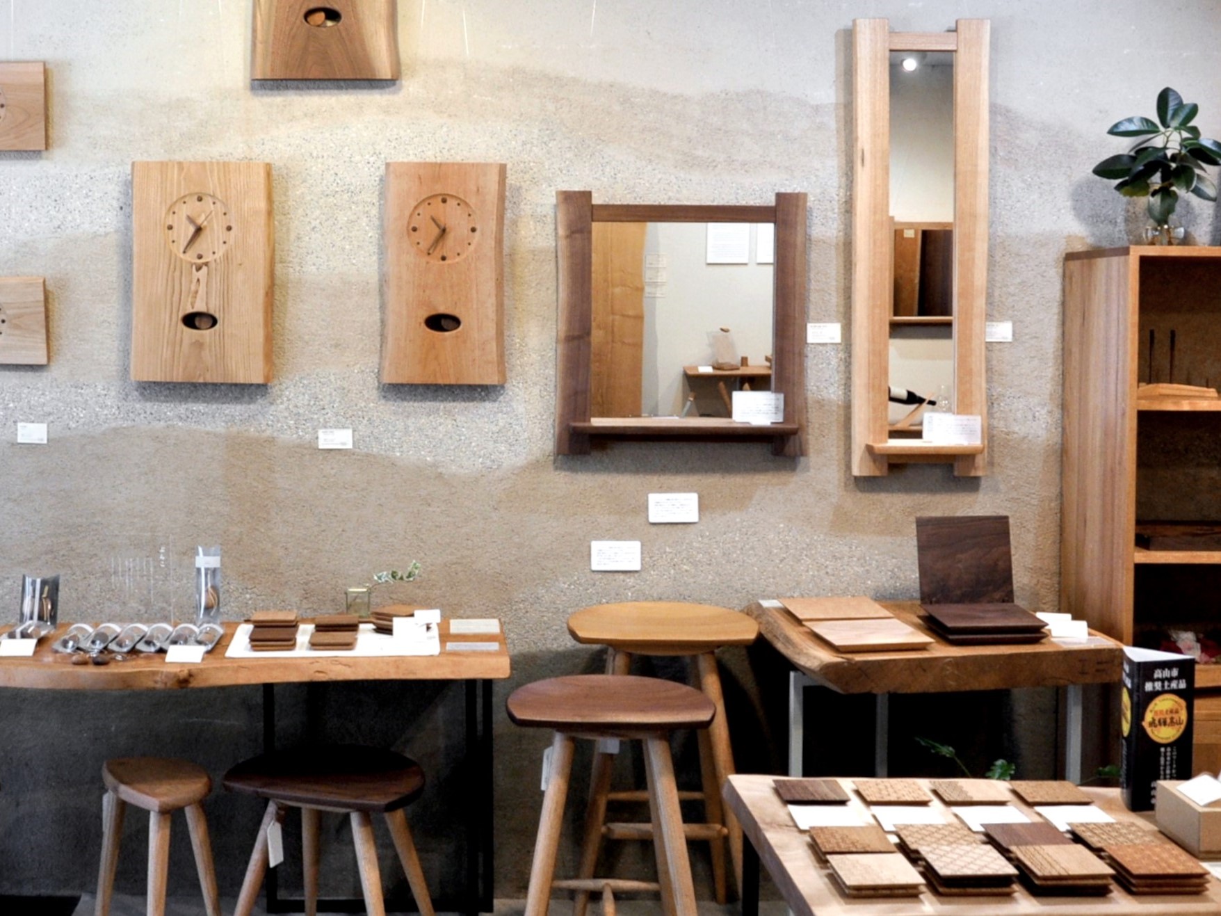 公式ギャラリーページに掲載された、高山市街の直営Gallery店内