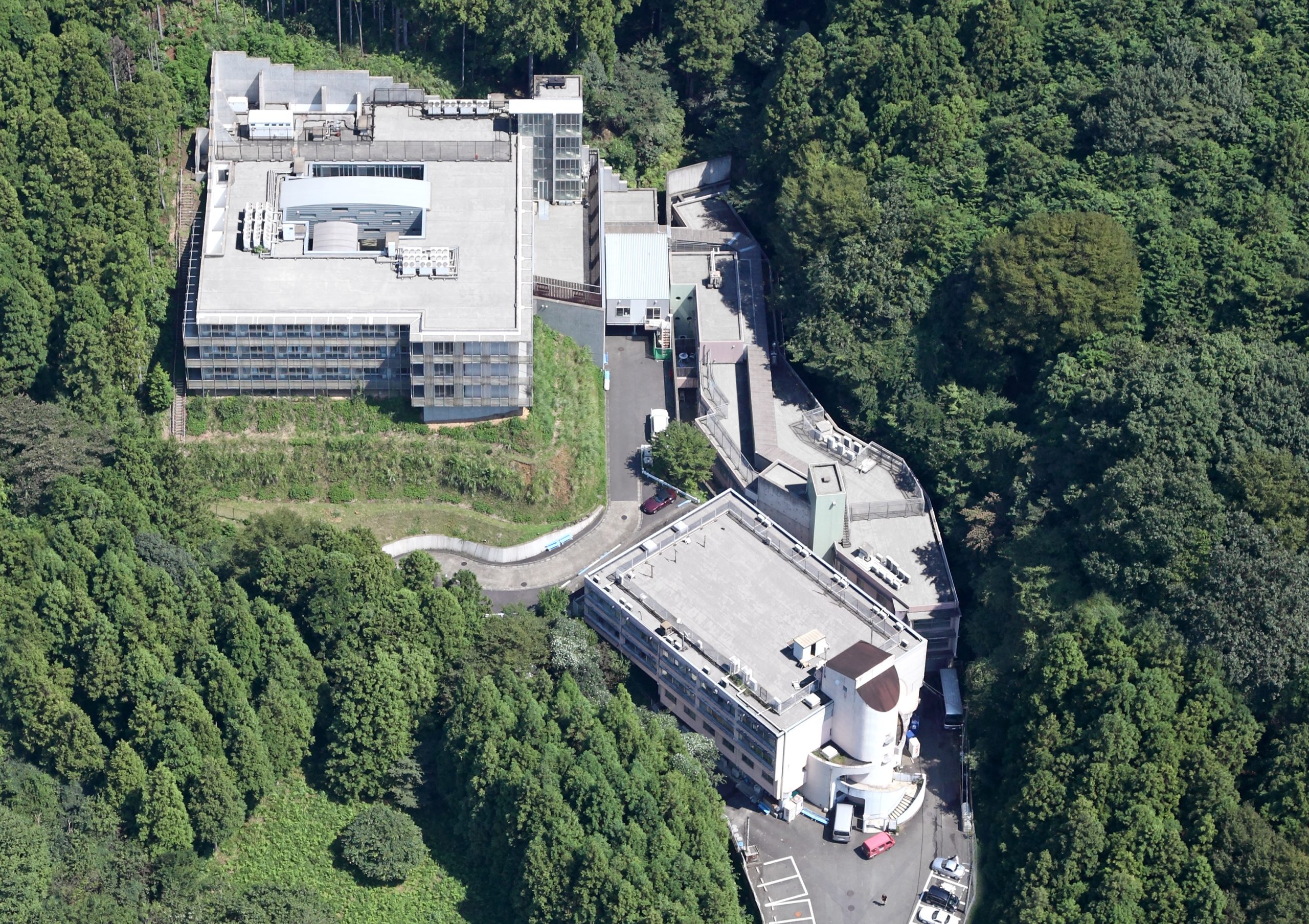 公式病院案内に掲載された、森林に囲まれた病院全景