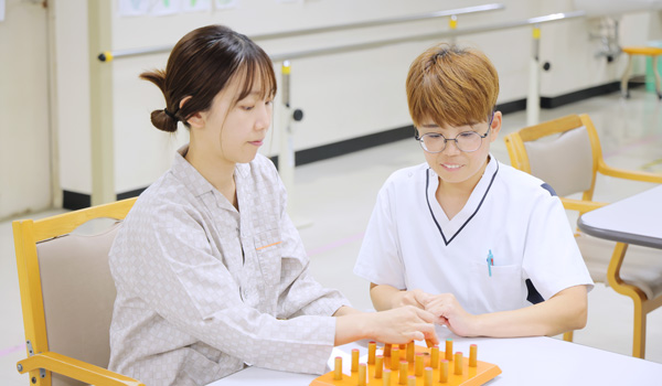 公式リハビリテーション科ページに掲載された作業療法の場面
