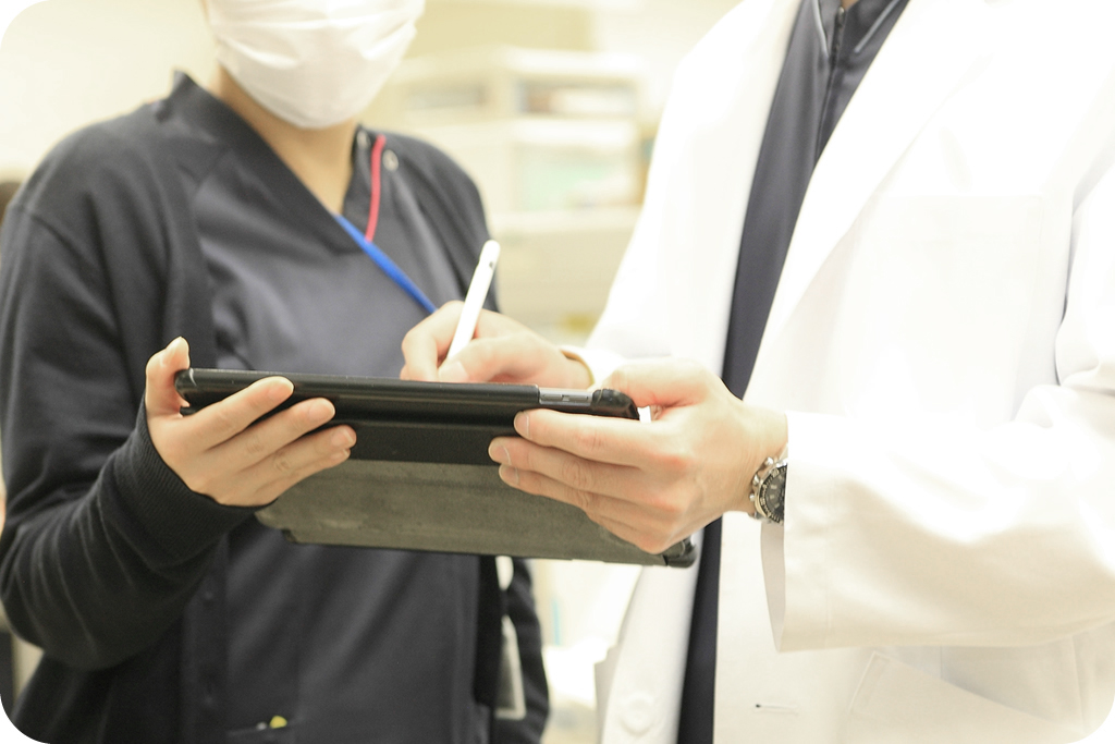 公式看護師募集サイトに掲載されたスタッフ間の情報共有場面