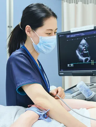 スタッフが超音波検査を行う様子