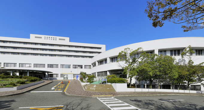 病院正面と来院動線の外観