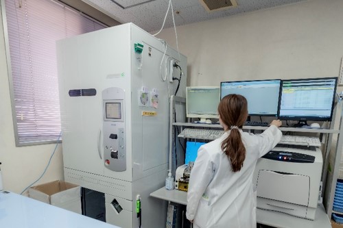 薬剤師が医療機器と端末を操作する様子