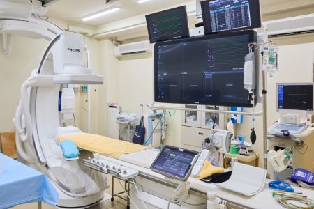 公式設備紹介に掲載された血管造影室