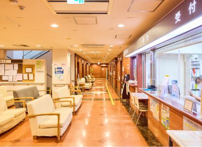 公式施設案内に掲載された外来エリアの受付と診察室前