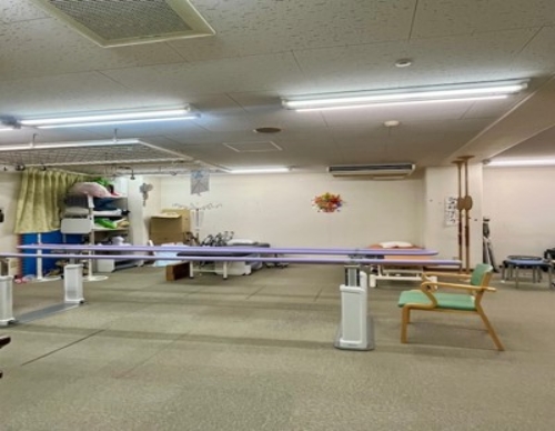 平行棒と椅子を備えたリハビリテーション訓練スペース