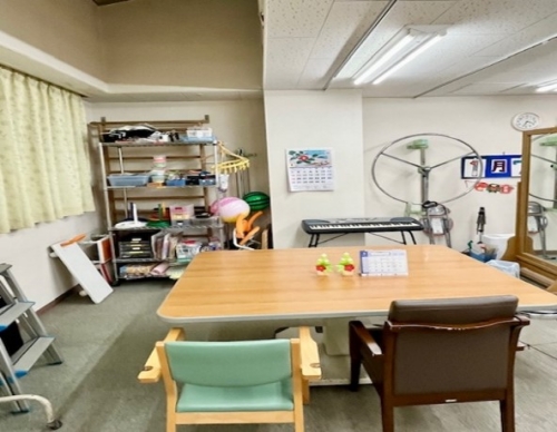 椅子と訓練用具を備えた作業療法の訓練卓