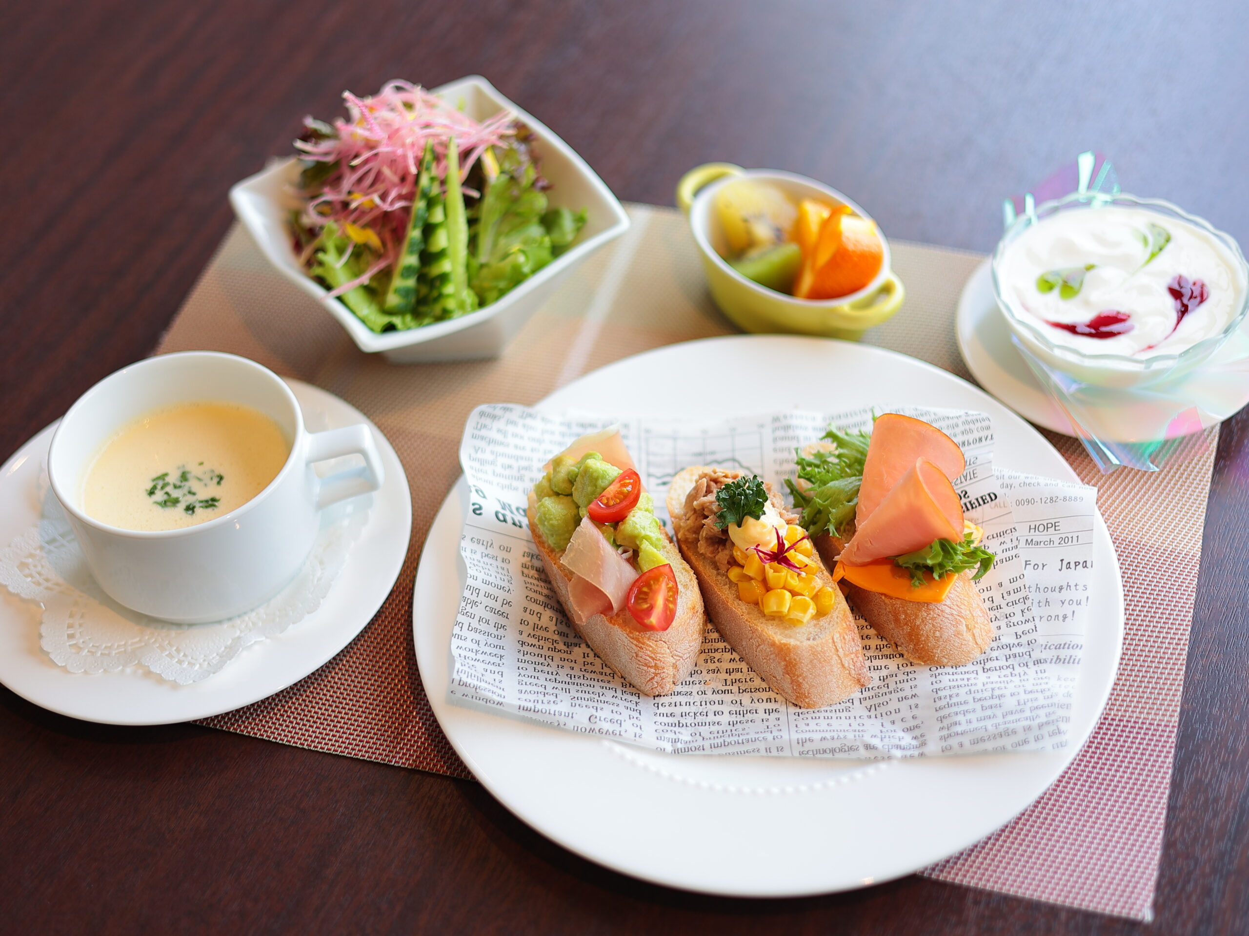 院内で提供する彩り豊かな朝食