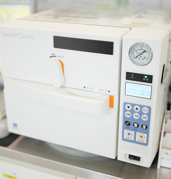 公式機材紹介の、器具の衛生管理に用いるオートクレーブ