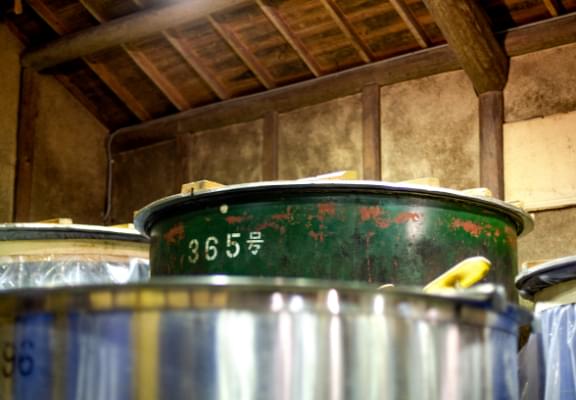 公式酒造りページに掲載された酒蔵内の発酵・貯蔵タンク