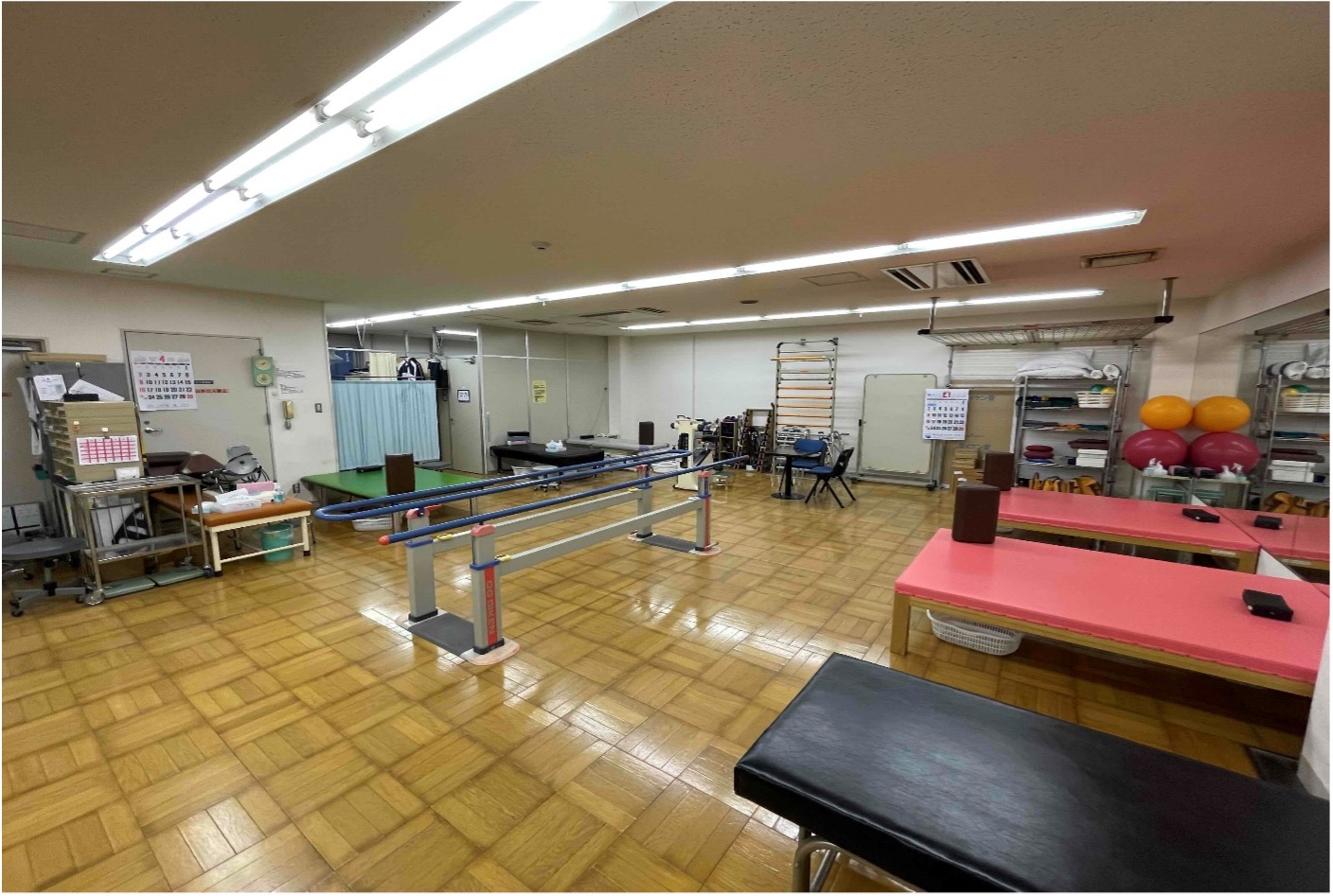 歩行訓練用平行棒などを備えたリハビリテーション室