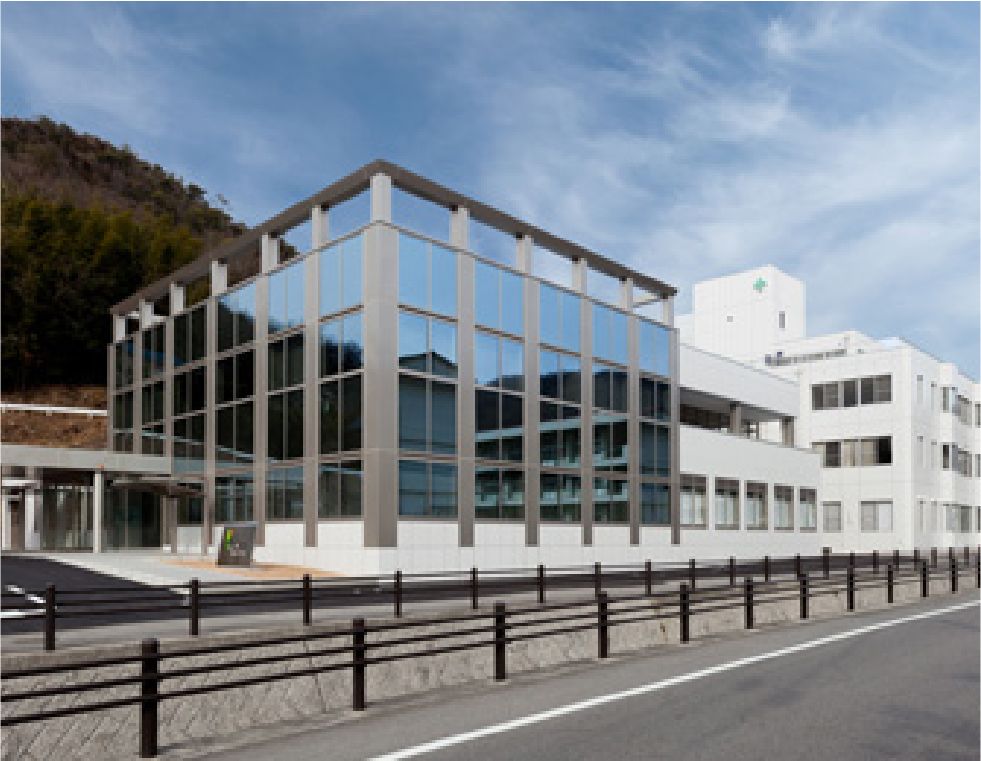 道路側から見た草加病院の建物