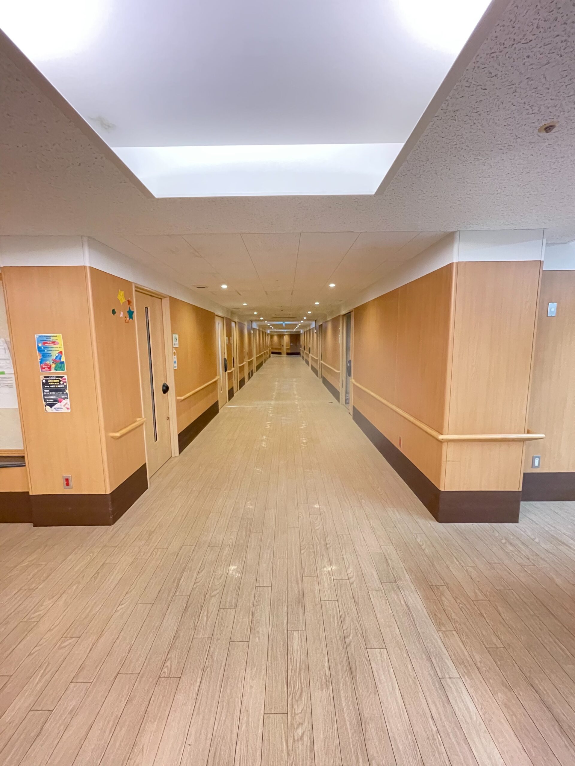 公式施設写真に掲載された無人の病棟廊下