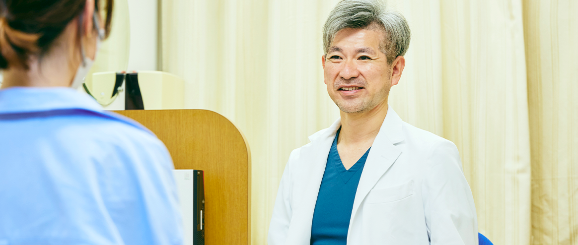 公式の取り組みページに掲載される医師とスタッフの相談場面