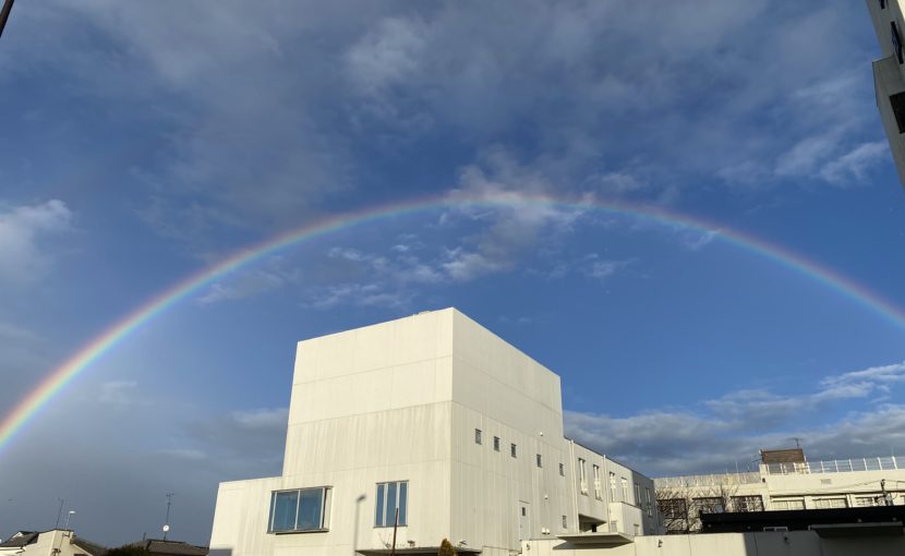 虹がかかる前田病院の建物外観