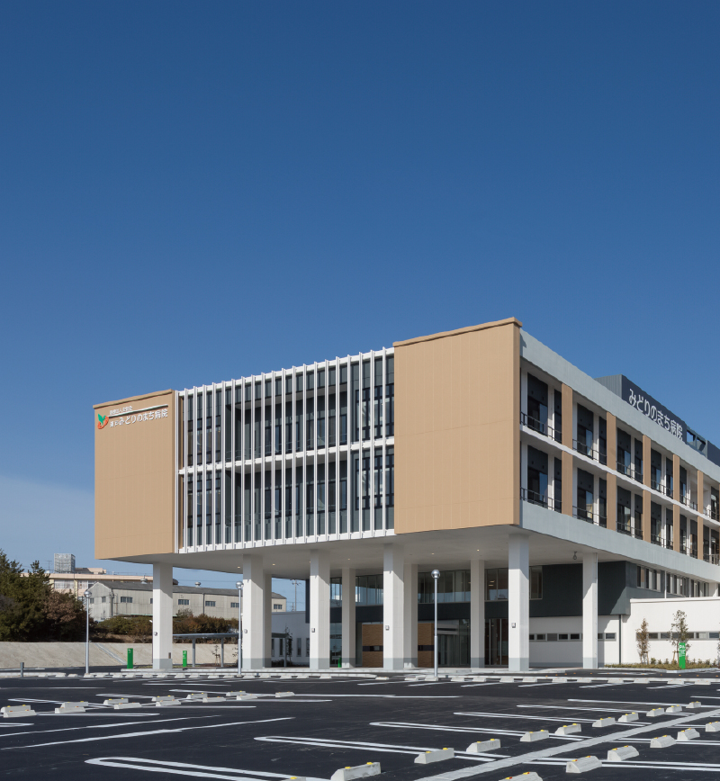 青空の下に建つ瀬戸みどりのまち病院の外観