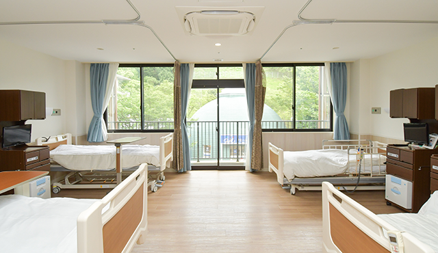 公式来院案内に掲載された緑を望む病室