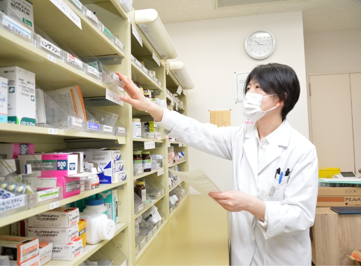 公式部門紹介に掲載された薬剤部の業務風景
