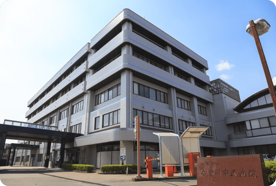 一宮市立木曽川市民病院の建物と正面入口