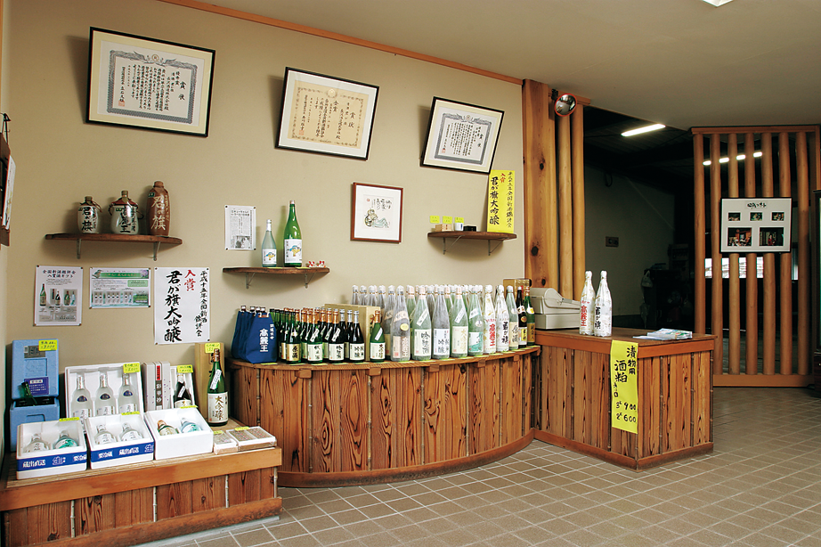 公式店舗案内に掲載された日本酒が並ぶ直営店内