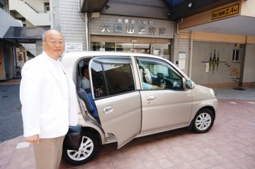 大森山王病院の訪問診療に向かう医師と入口