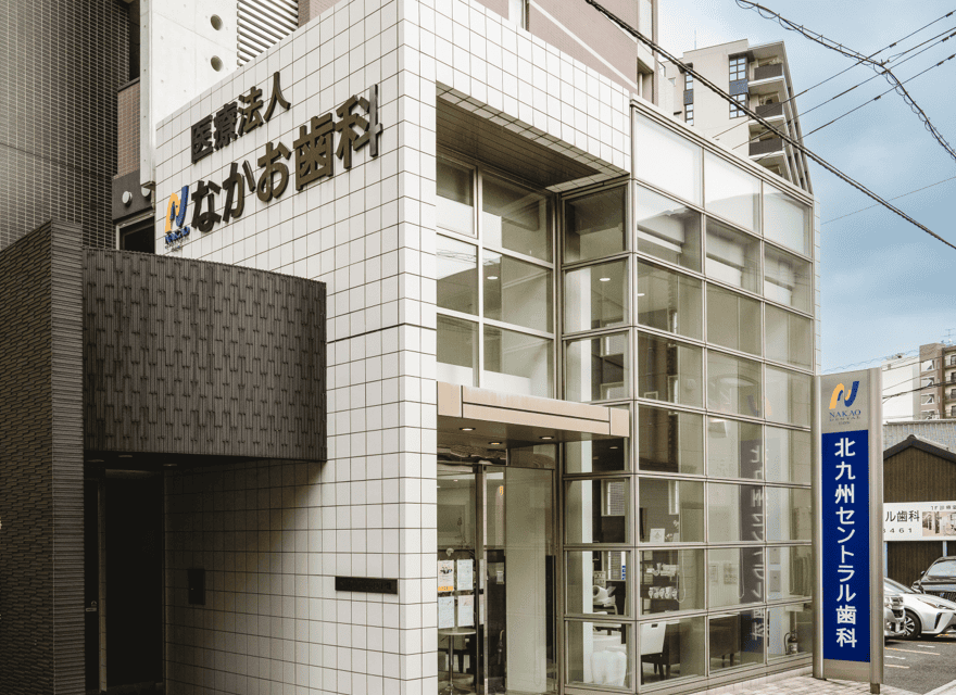 医院名と入口が見える公式掲載の建物外観