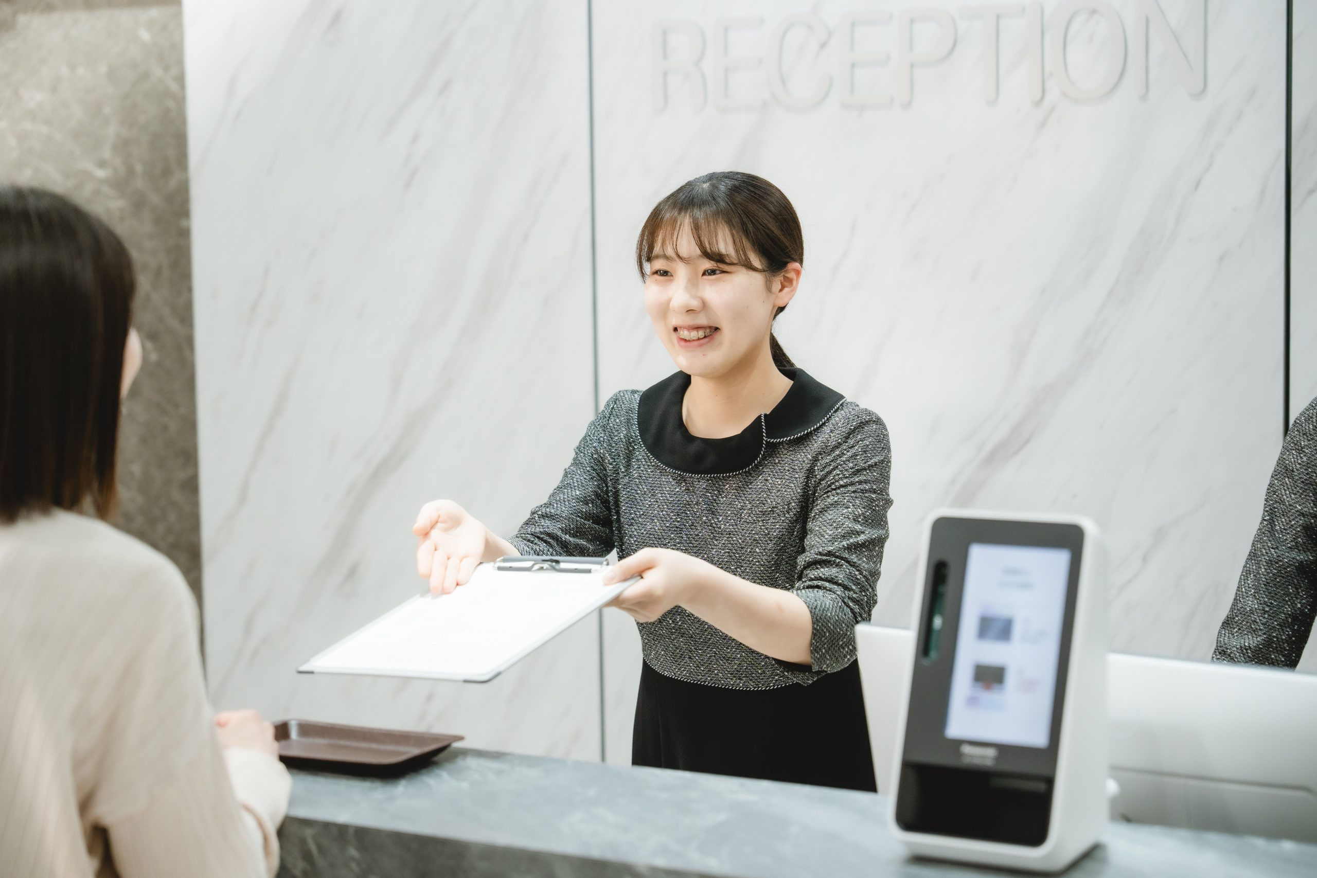 公式掲載のスタッフによる受付案内