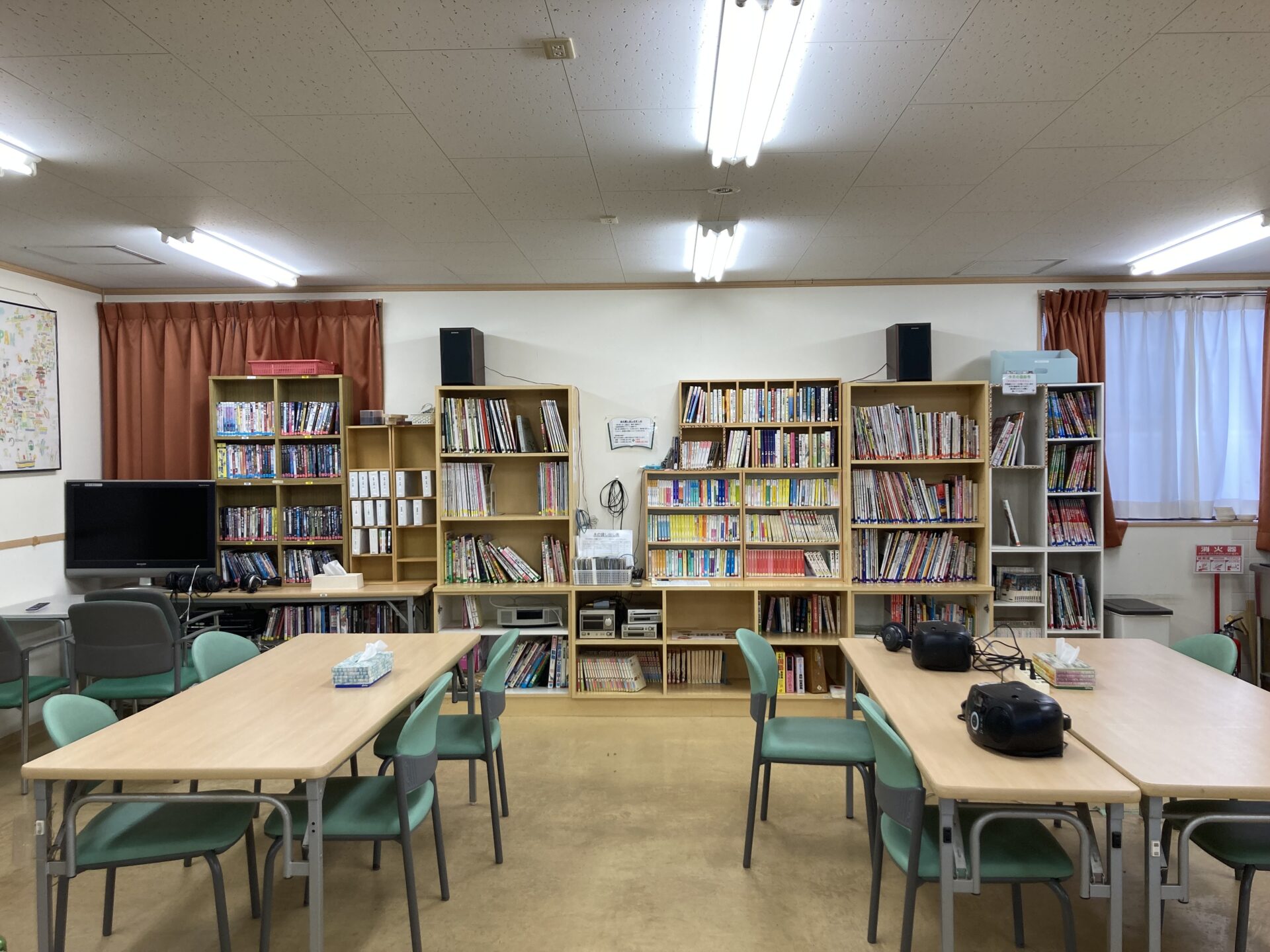 公式チーム七生ページに掲載された、本棚とテーブルのある作業療法室