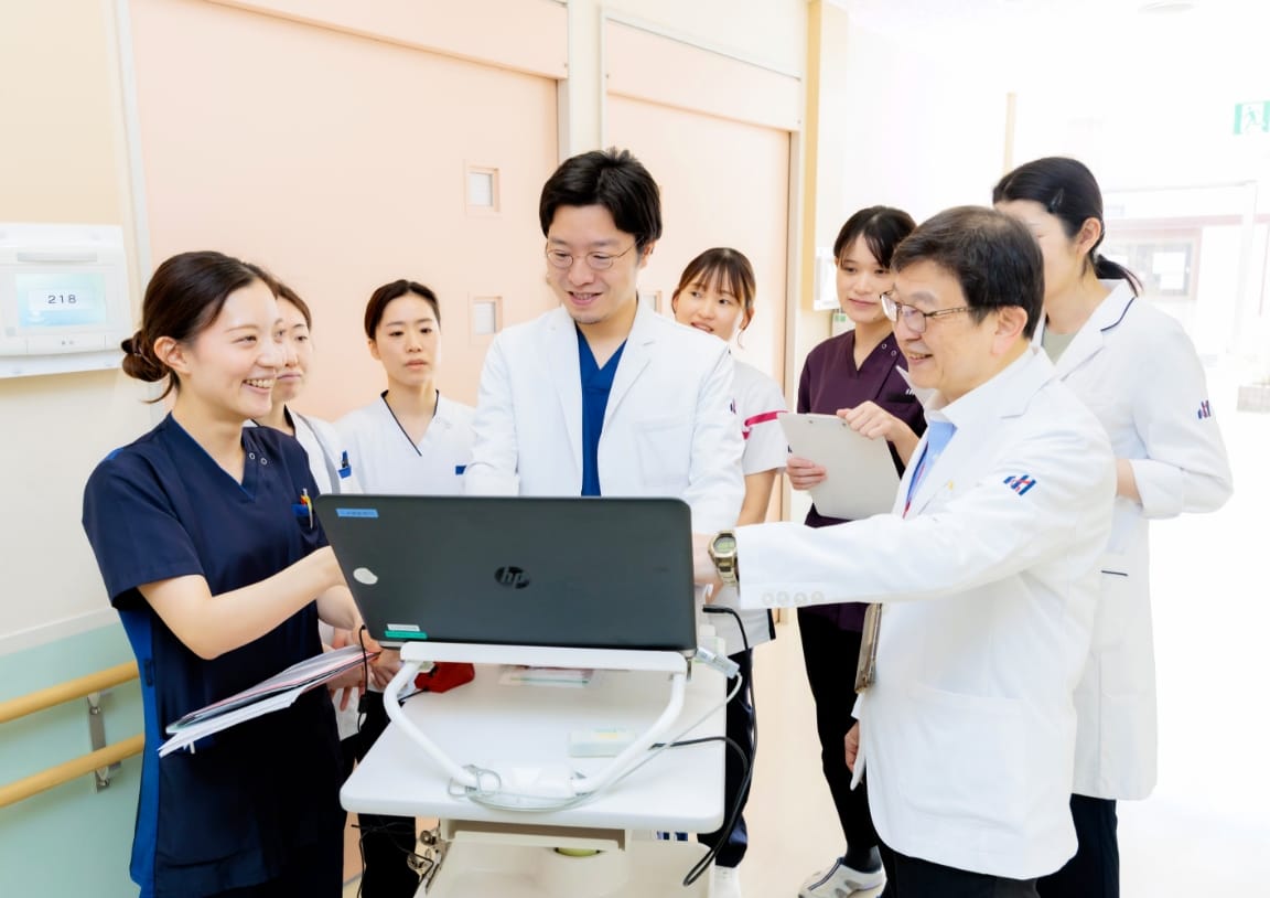 練馬総合病院でスタッフが患者情報を共有する様子