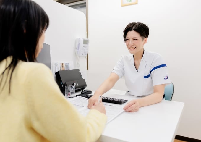 練馬総合病院の病棟で患者に寄り添う看護師